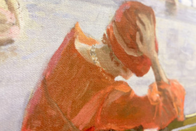 Ragazza in un vestito rosso che legge vicino a una piscina