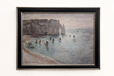 Etretat, Porta d'Aval: barche da pesca che escono dal porto