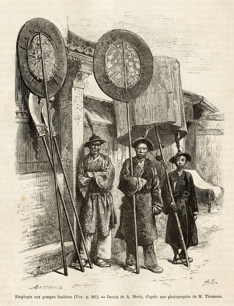 Tre lavoratori funebri a Pechino. Incisione dal disegno di A. Marie, per illustrare il viaggio a Pechino e nel Nord della Cina, di T. Choutze, nel 1873, pubblicato in "Le tour du monde" 1876, a cura di Edouard Charton, edizione Hachette, Parigi. Collezione da Adrien Emmanuel Marie