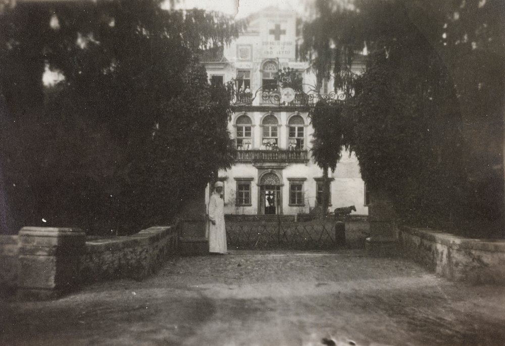 Album della Prima guerra mondiale in Friuli-Venezia Giulia: Villa Brazzà, sede del 17° ospedale di guerra a Soleschiano Manzano, foto scattata dal campanile della chiesa, 05/1916 da Bourbon Del Monte