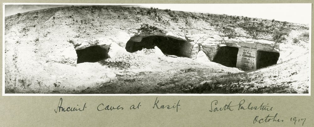 Antiche grotte a Kasif, Palestina del Sud, ottobre 1917 da Capt. Arthur Rhodes