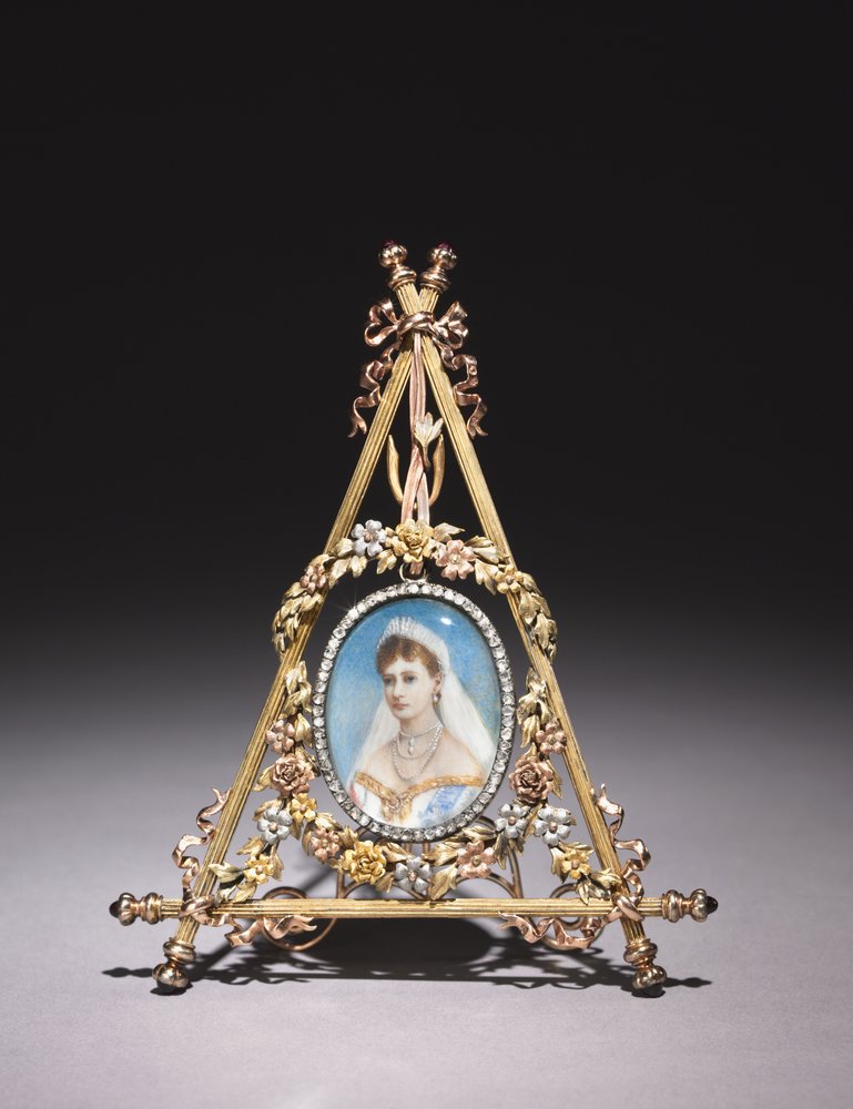 Cornice triangolare con ritratto della zarina Alexandra Feodorovna, 1896-1908 da Carl Fabergé