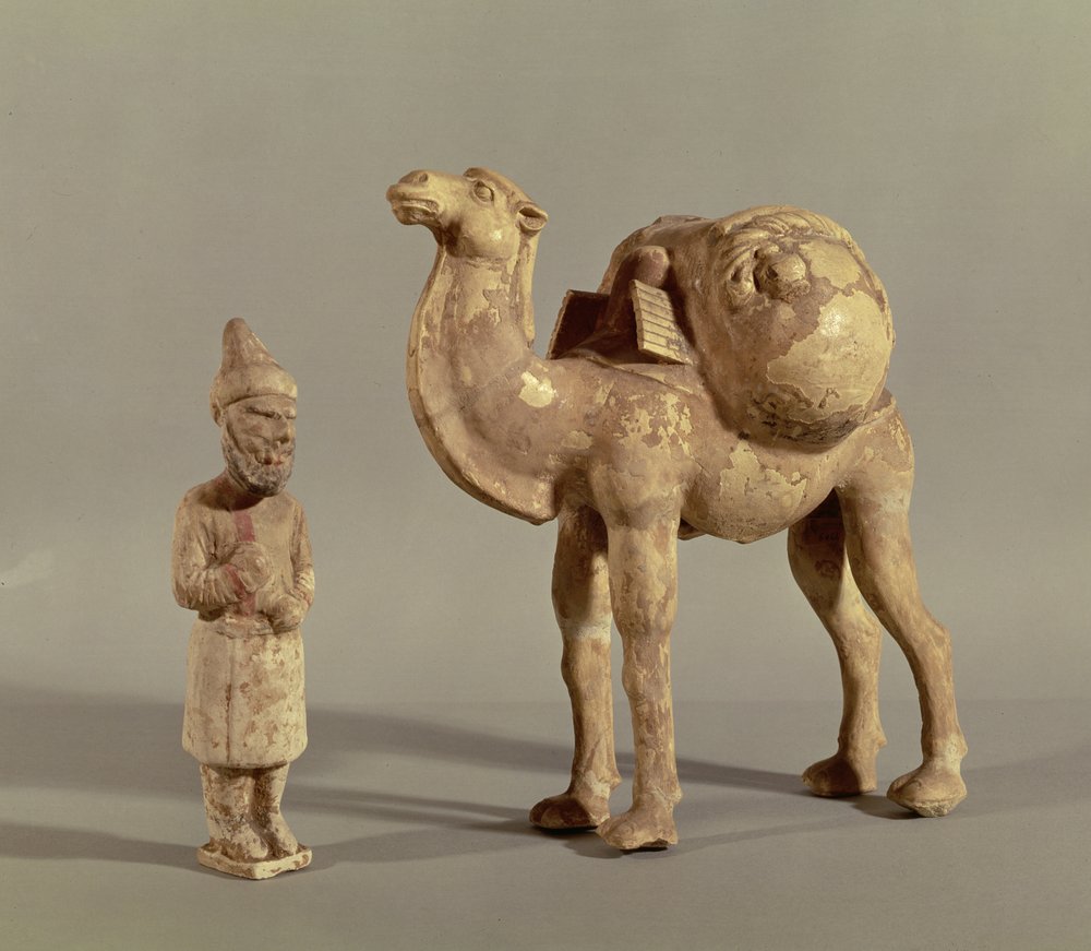 Statuette funerarie di un cammello carico e di un carovaniere barbaro, dinastia Tang (618-907) da Chinese School