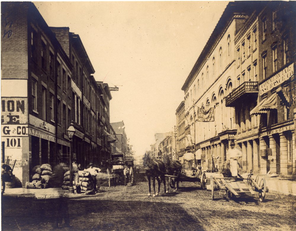 Attività lungo Main (First) Street, a nord da Walnut Street da Emil Boehl
