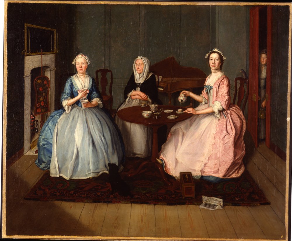 Una famiglia in un interno che prende il tè da English School