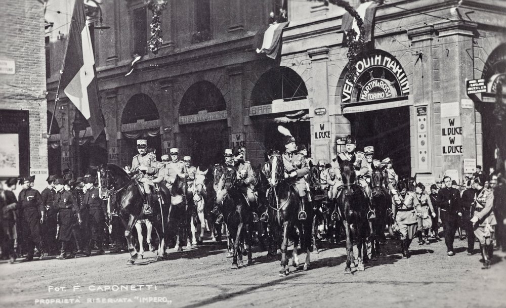 Album "Duce": Benito Mussolini a cavallo che sfila per le strade di Ferrara