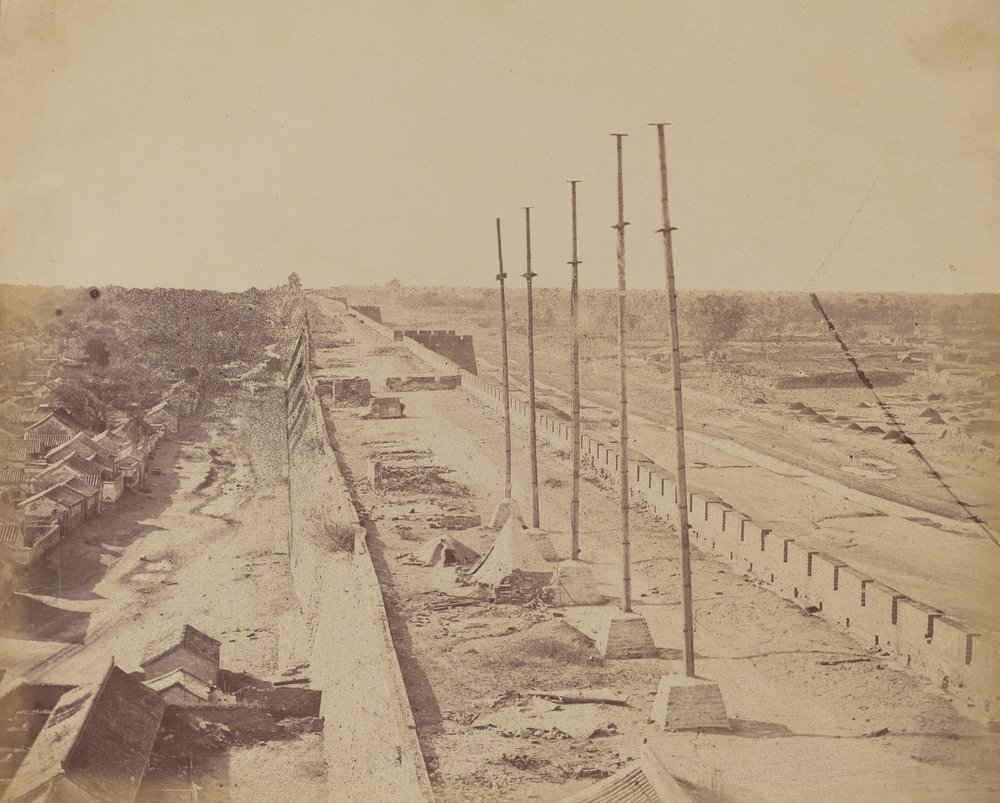 Cima del muro dalla Porta Anting, Pechino, presa in possesso dalle truppe inglesi e francesi, ottobre 1860 da Felice Beato