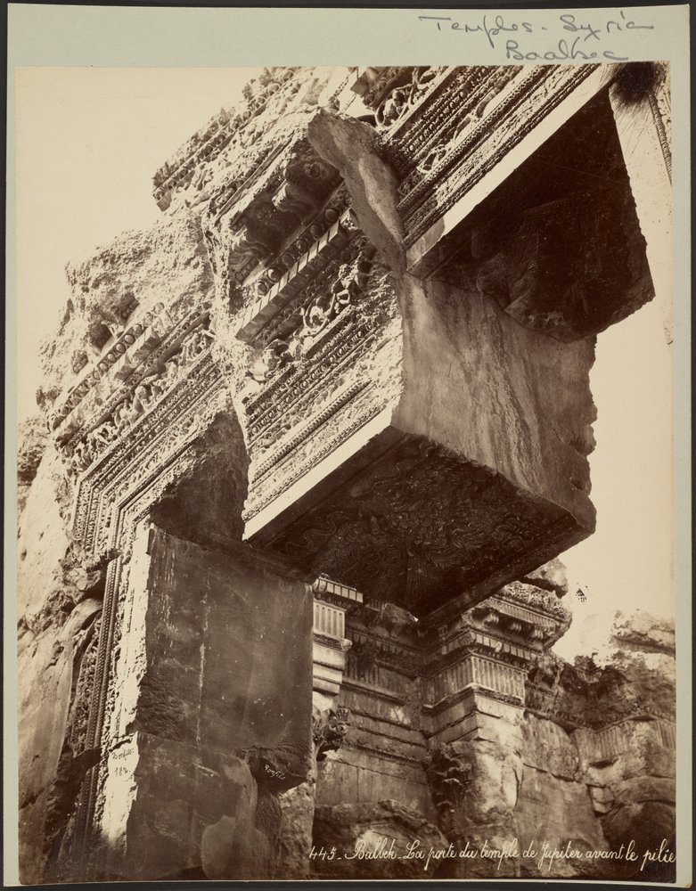 Baalbek, la porta del tempio di Giove davanti al pilastro da Félix Bonfils