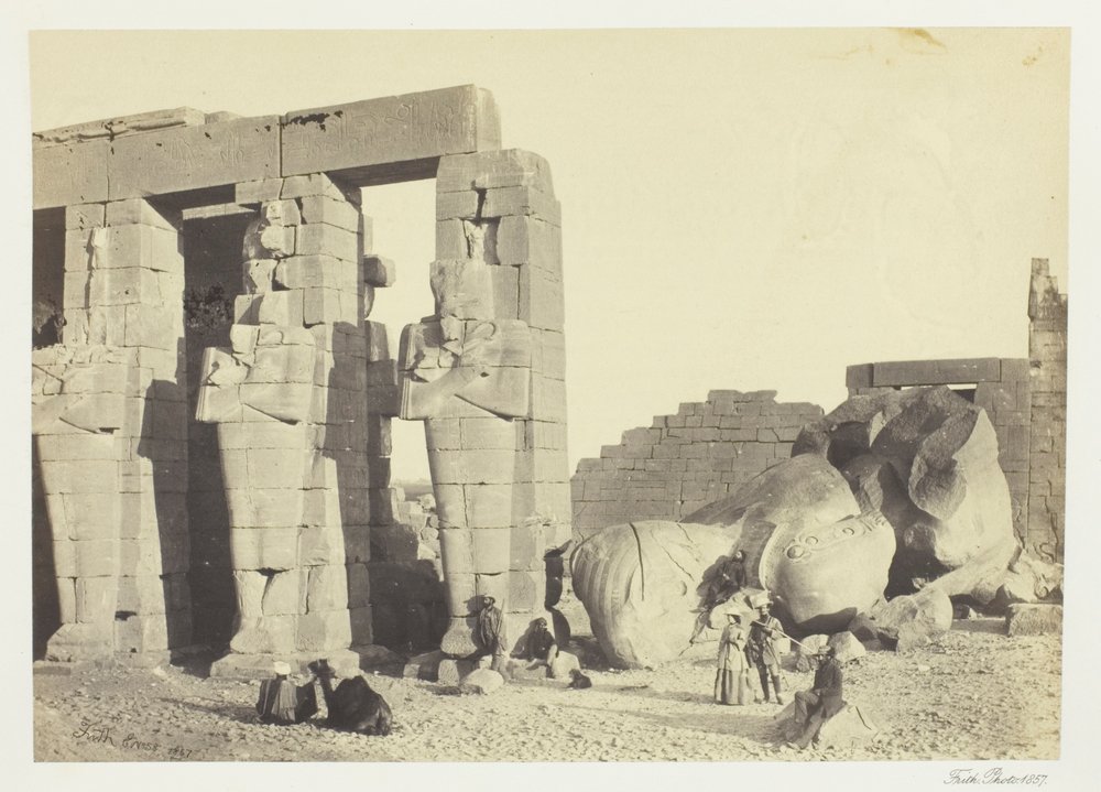 Colonne Osiridee e Grande Colosso Caduto, al Memnonium, Tebe da Francis Frith