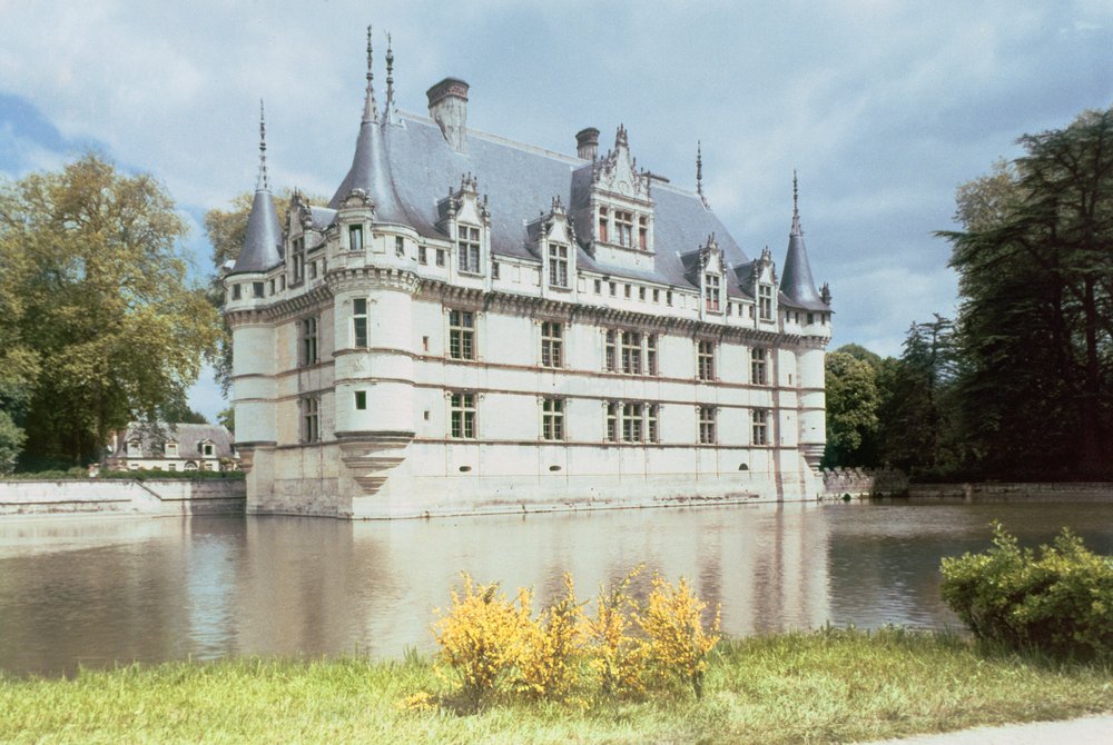 Vista esterna del Castello di Azay-le-Rideau, costruito per Gilles Berthelot, 1518-27 da French School