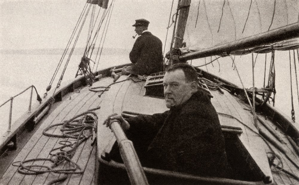 Hilaire Belloc nella sua barca da French Photographer