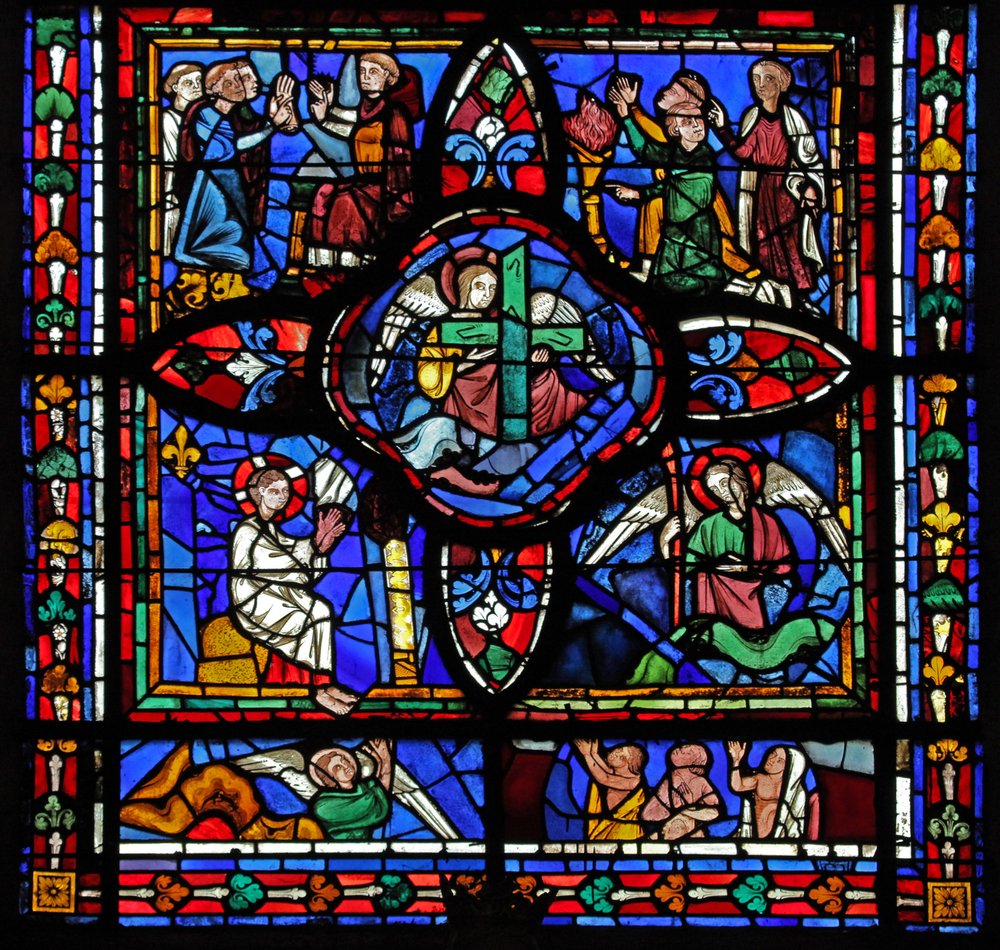 Prima sezione della finestra w7; al centro ci sono le Reliquie della Passione (la Croce e la Lancia); altrove ci sono monaci in disputa e pannelli interpolati del Giudizio Universale da French School
