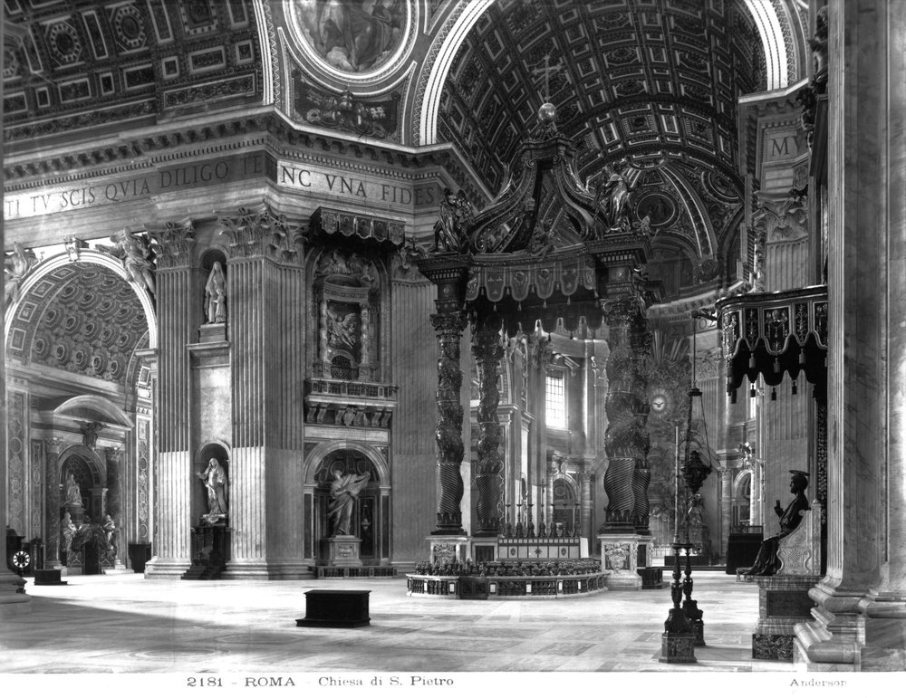 Vista interna del transetto della navata, con il baldacchino al centro