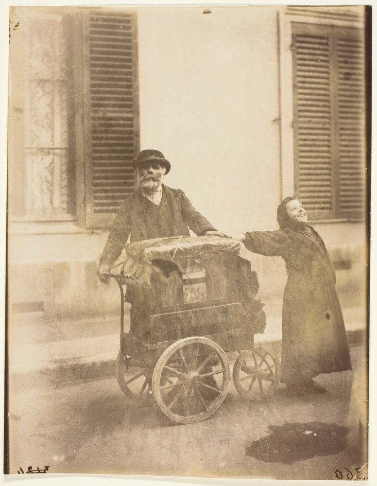 Suonatore di organo da Jean Eugène Auguste Atget