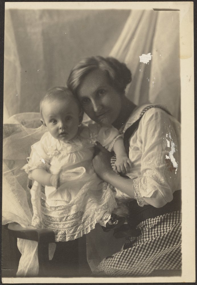 [Ritratto di una madre in abito a quadri e di un bambino] da Louis Fleckenstein