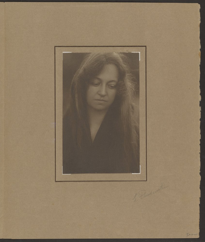 [Ritratto di una donna che guarda in basso] da Louis Fleckenstein