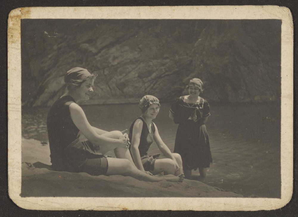 [Donne in costume da bagno] da Louis Fleckenstein