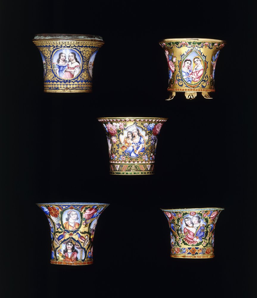 Una selezione di ciotole per narghilè in oro smaltato Qajar, dipinte con pannelli a ritratto singolo o doppio, XIX secolo da Persian School