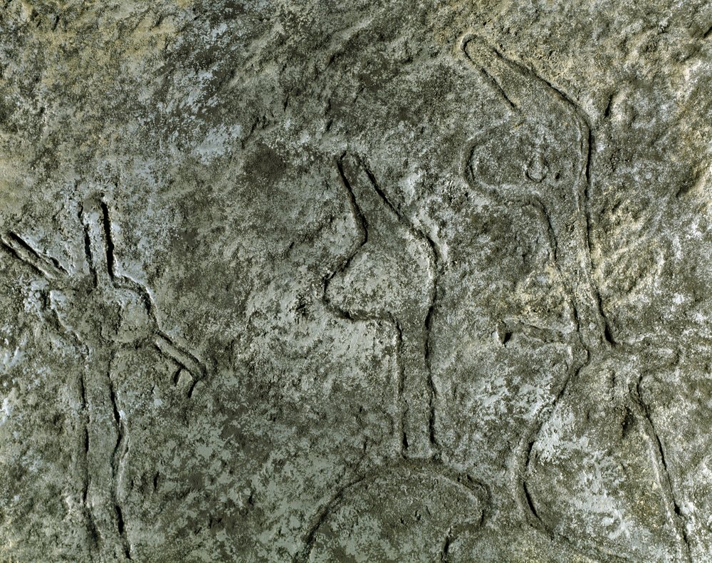 Preistoria, arte rupestre: petroglifo (graffito su pietra) di una scena ...