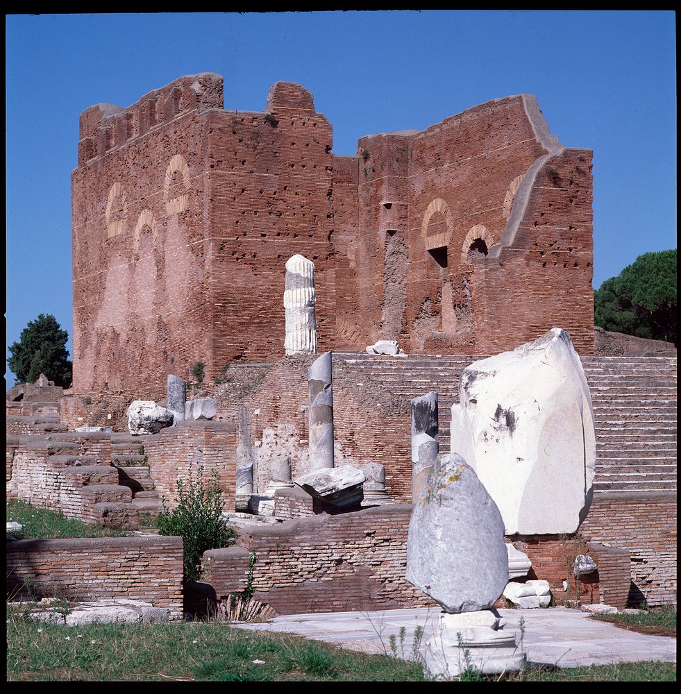 Arte romana: vista delle rovine del Campidoglio, sito archeologico di Ostia da Roman