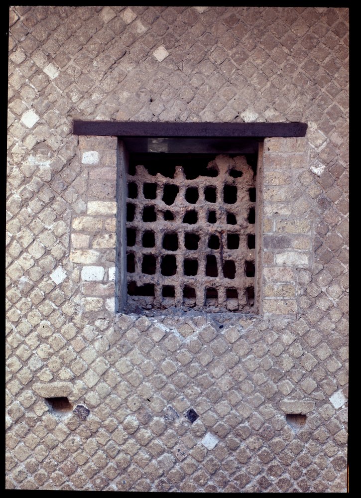 Vista di una finestra della casa dell