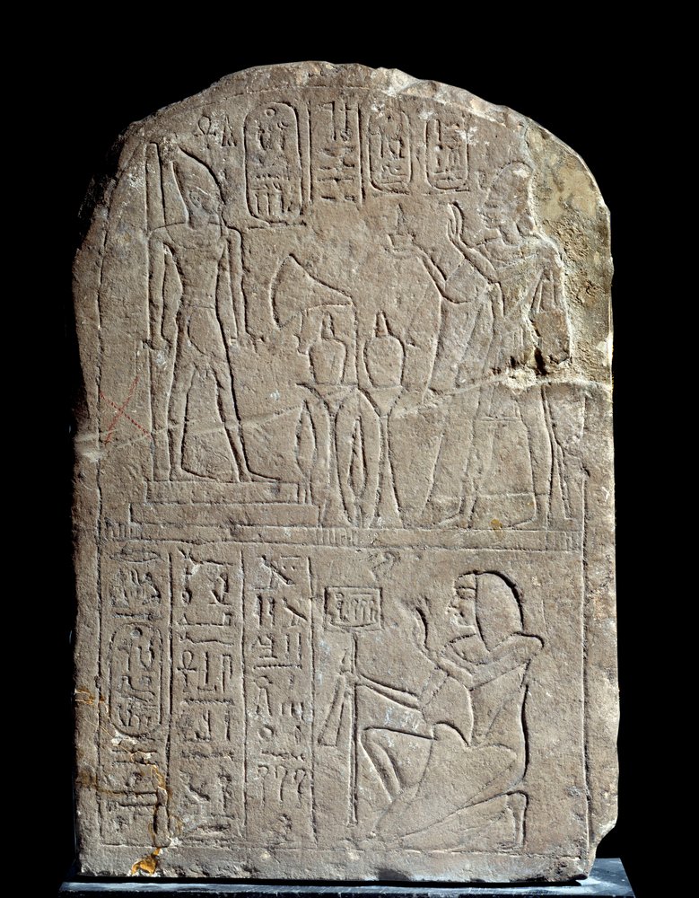 Antichità egizia: stele in calcare a nome del re Anya. Il faraone Ramses II offre incenso alla sua statua divina colossale. Regno di Ramses II (1279-1213 a.C.). Dal serapeo di Saqqara. Parigi, museo del Louvre da School Egyptian