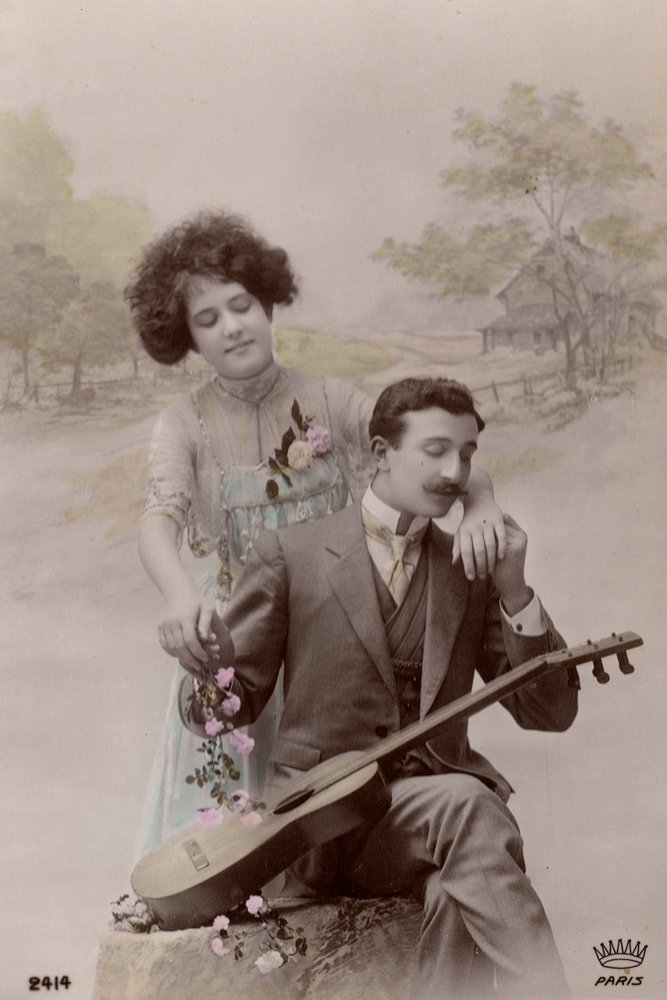 Coppia con Fiori e Chitarra Spagnola, Francia, c.1910 (cartolina) da Unbekannter Künstler