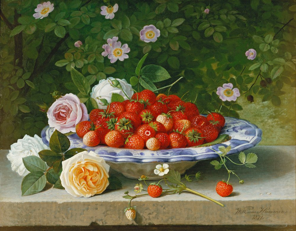 Fragole in un Piatto Blu e Bianco con Rose e Rosa Canina su un Ripiano