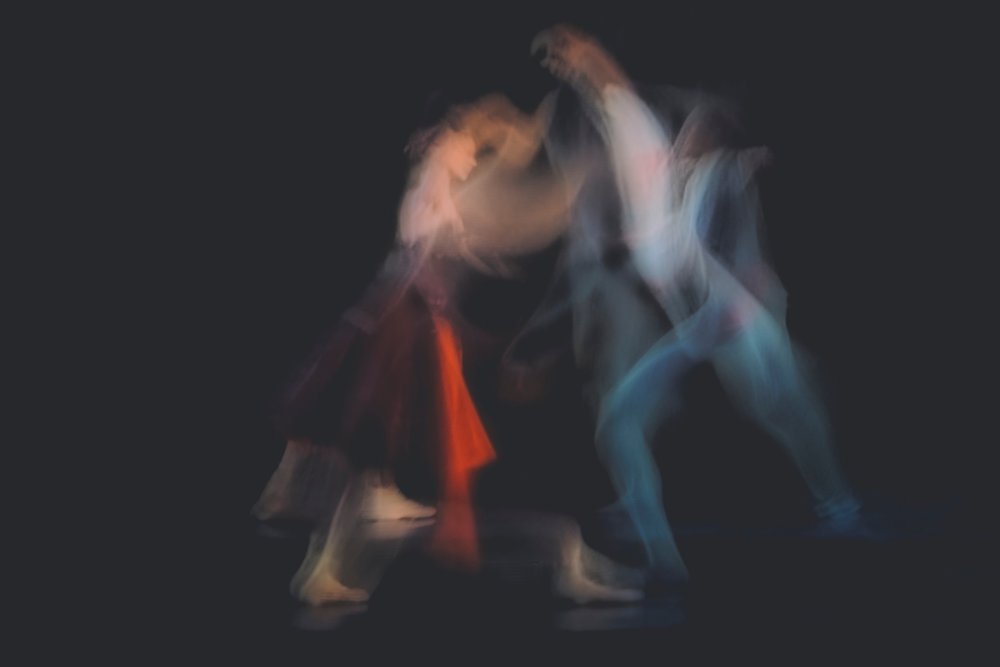 Movimento di danza sfocato da Ali Saremi