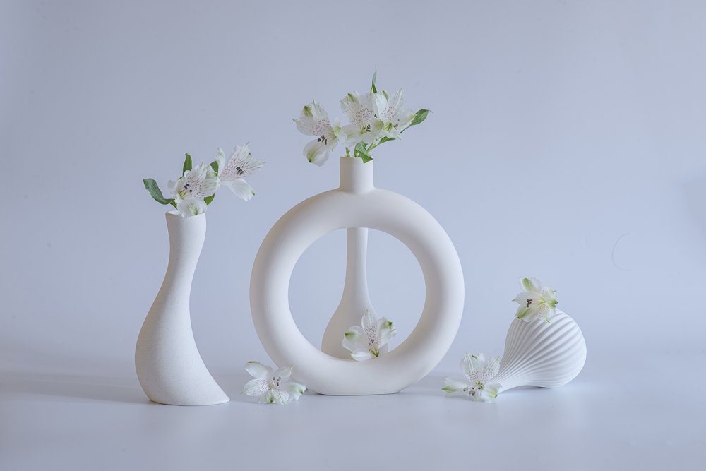 Eleganti vasi bianchi a motivi floreali da Alice Sheng