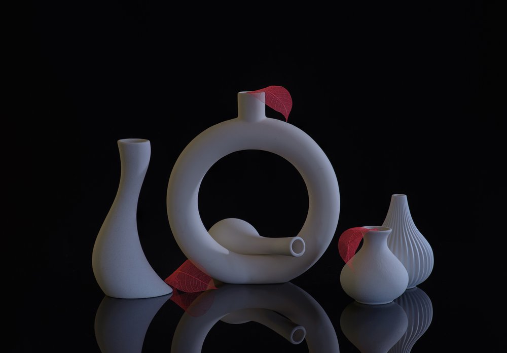 Vasi bianchi scultorei da Alice Sheng
