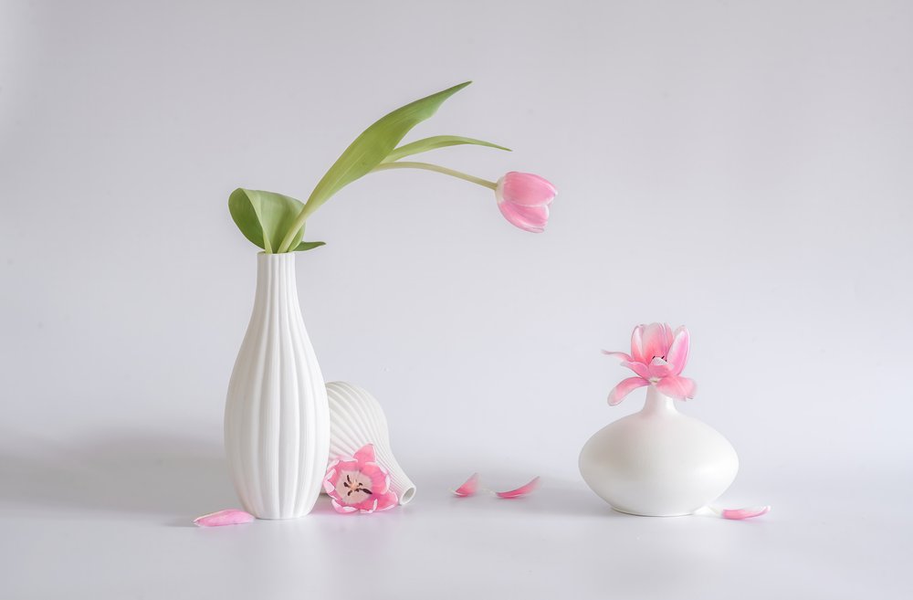 Composizione floreale con tulipani rosa tenue da Alice Sheng