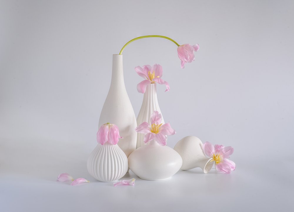 Natura morta con tulipani rosa tenue da Alice Sheng