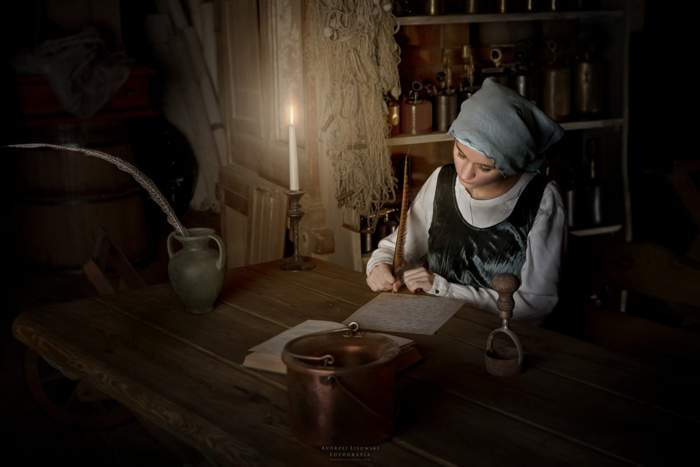 Donna che scrive alla luce di una candela da Andrzej Lisowski