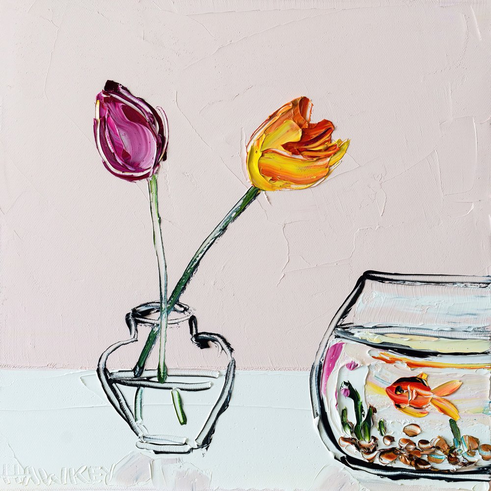 Tulipani dai colori vivaci e pesci rossi da Angela Hawkey