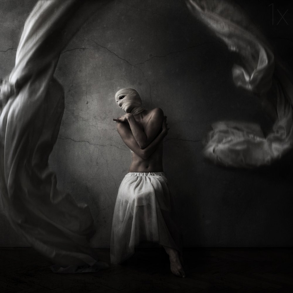 Figura avvolta in modo spettacolare da Anja Matko