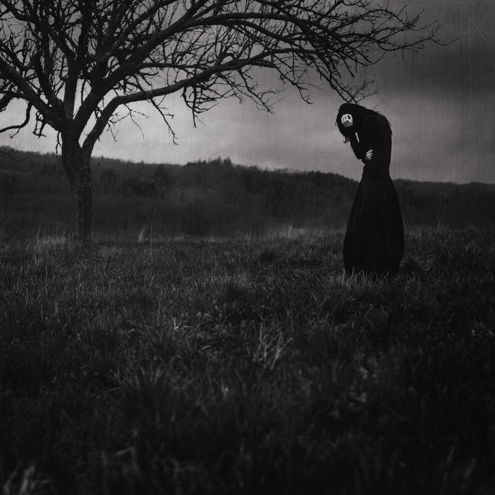 Figura malinconica, paesaggio cupo da Anja Matko