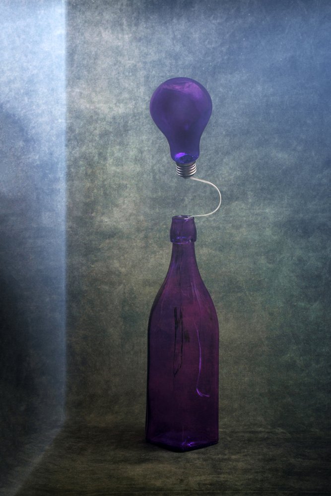Luce viola fluttuante da Brig Barkow