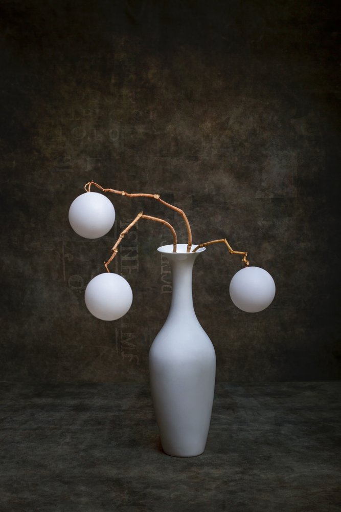 Esposizione minimalista di vasi da Brig Barkow