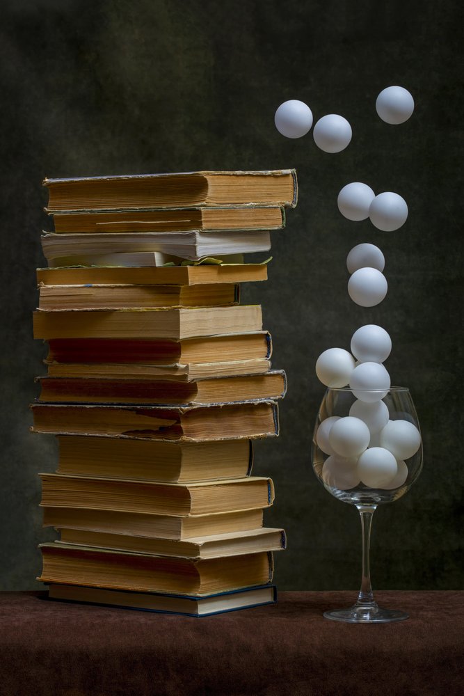 Vecchi libri e sfere fluttuanti da Brig Barkow