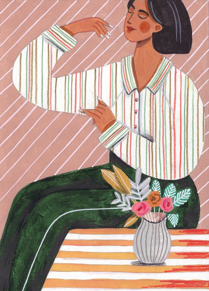 Donna con camicia a righe e pantaloni verdi da Caroline Bonne Müller