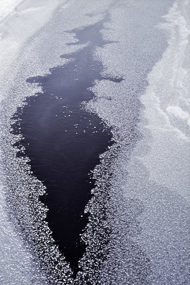 Acqua scura attraverso il ghiaccio da Christina Sillen