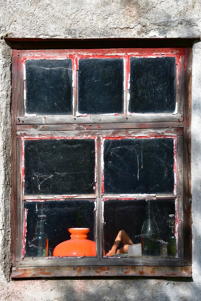 Finestra rossa in stile rustico da Christina Sillen