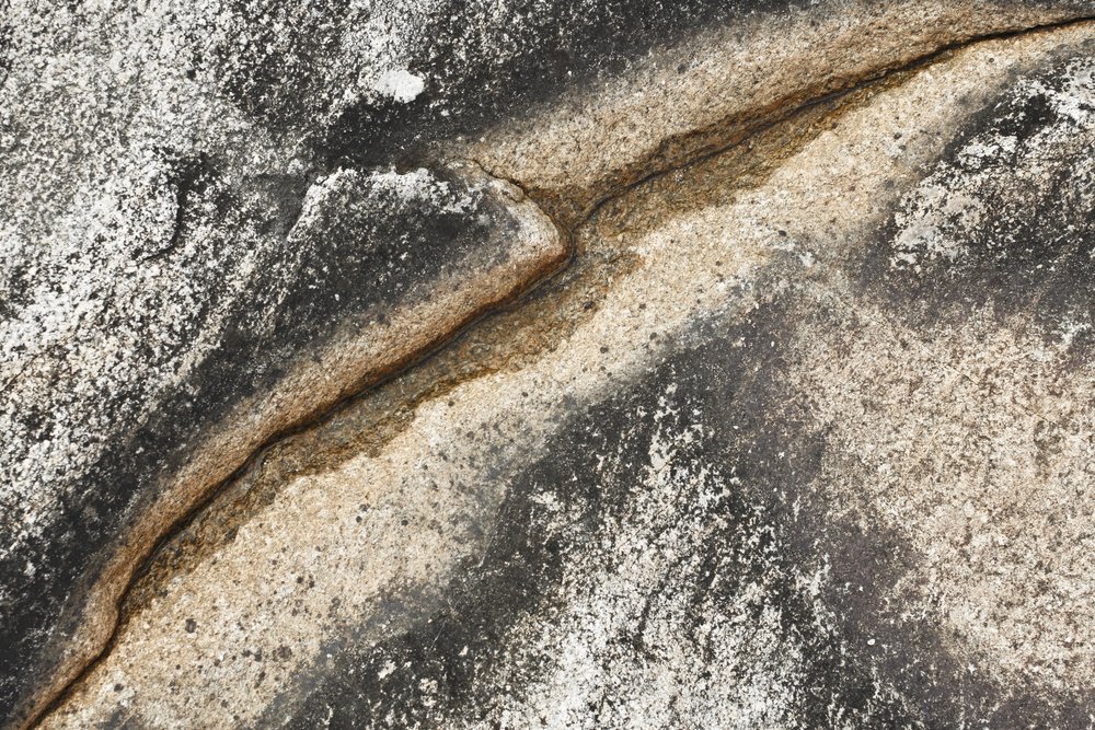 Crepa nella pietra erosa da Christina Sillen
