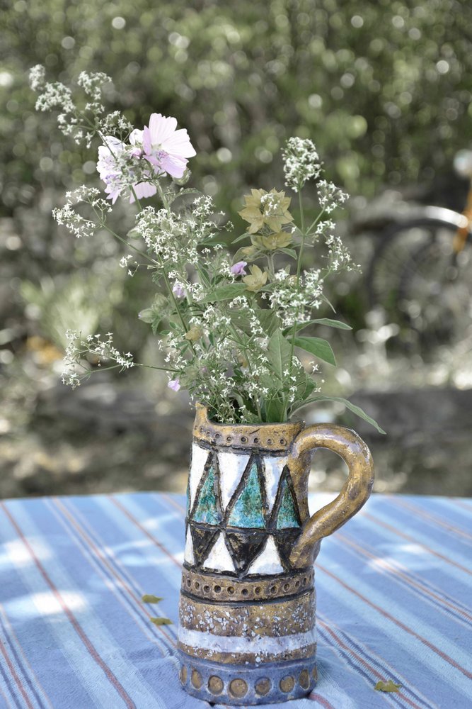 Fiori di campo in un vaso rustico da Christina Sillen