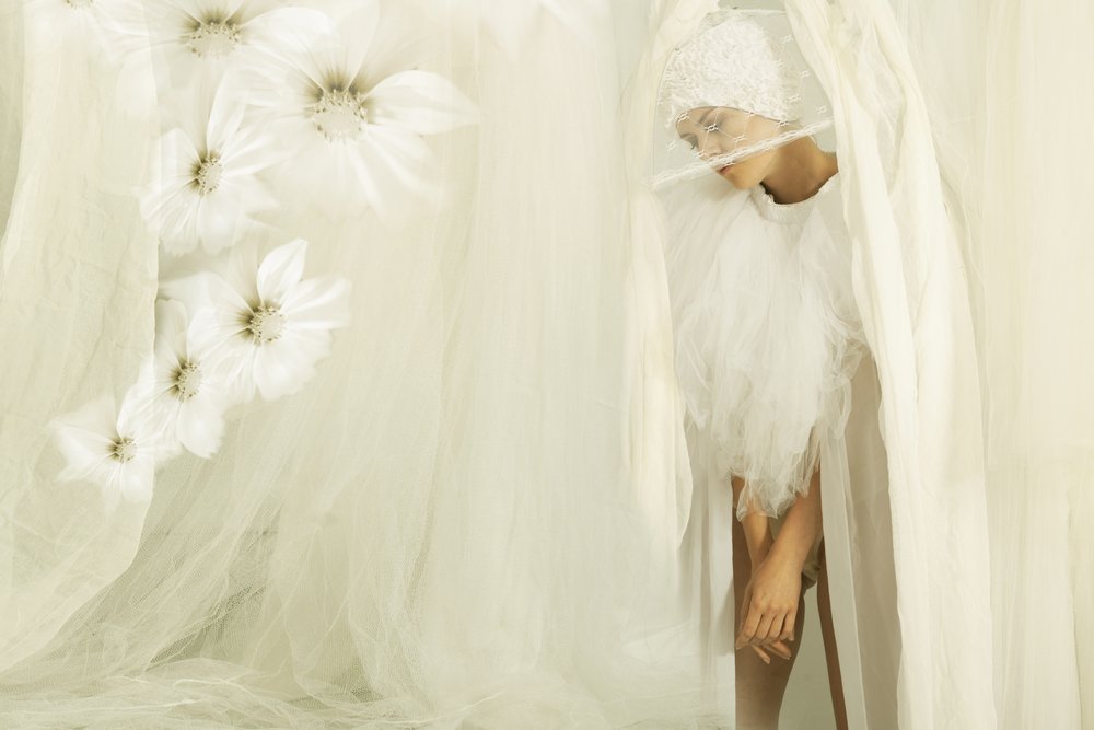 Donna eterea con fiori bianchi da Christine von Diepenbroek