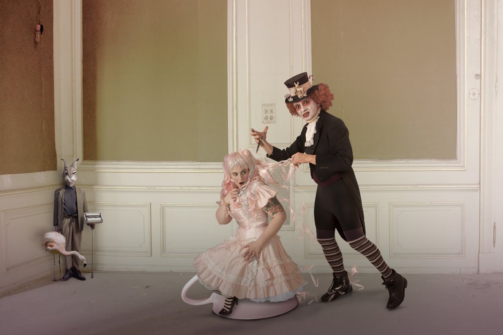 Dramma fantasy sul tema del “tea party” da Christine von Diepenbroek