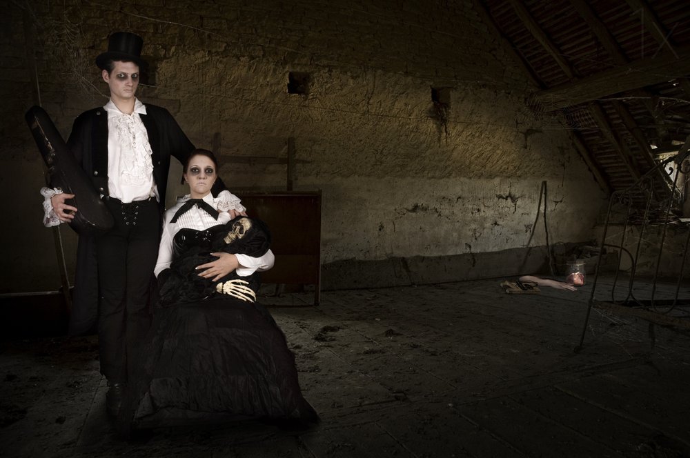 Coppia gotica in soffitta da Christine von Diepenbroek