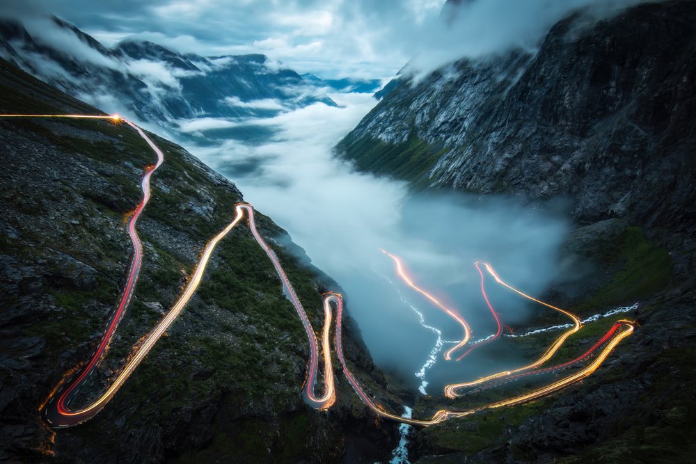 Sentieri leggeri tra le montagne sinuose da Christoph Schaarschmidt