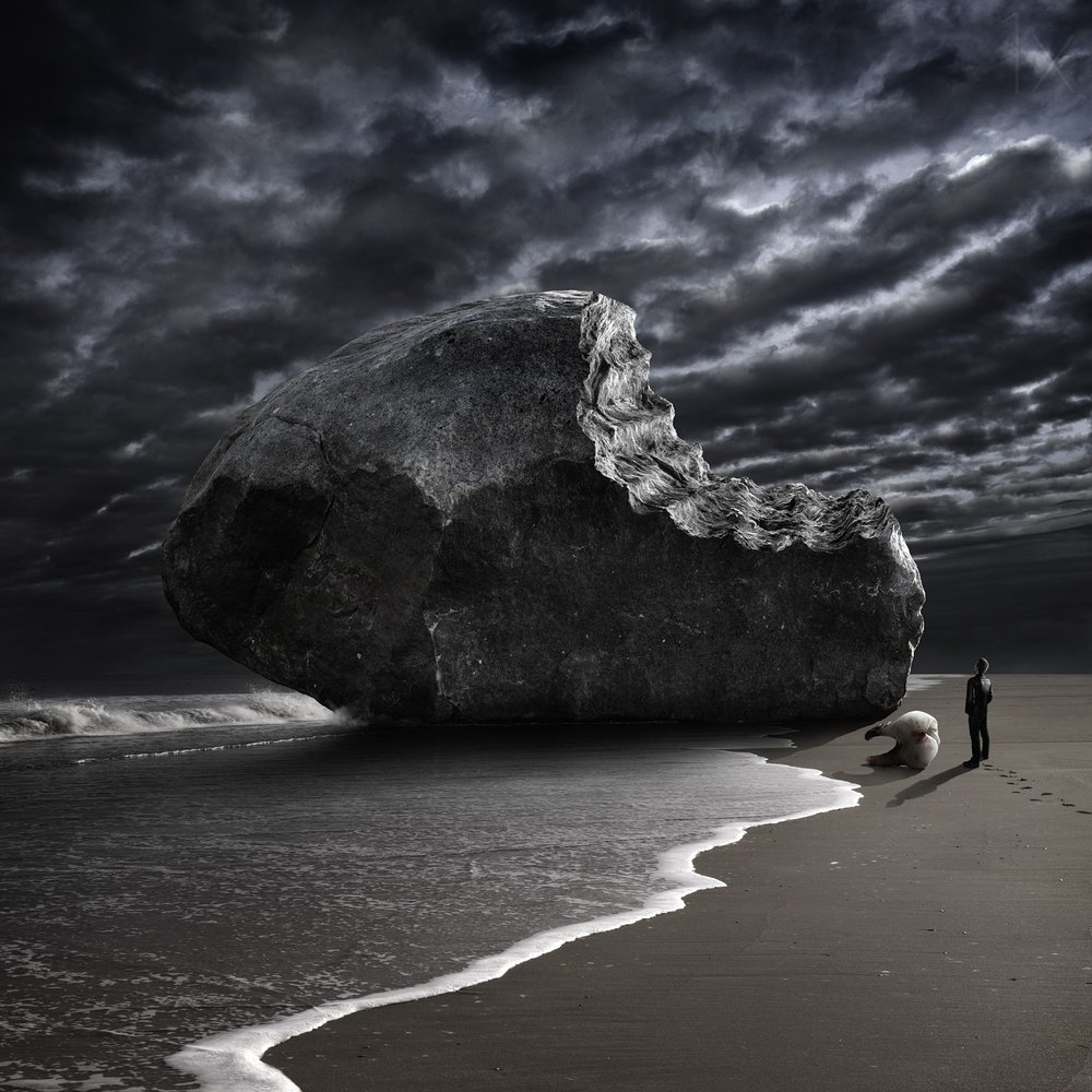 Bitten Rock sulla spiaggia di Stormy Beach da Christophe Kiciak